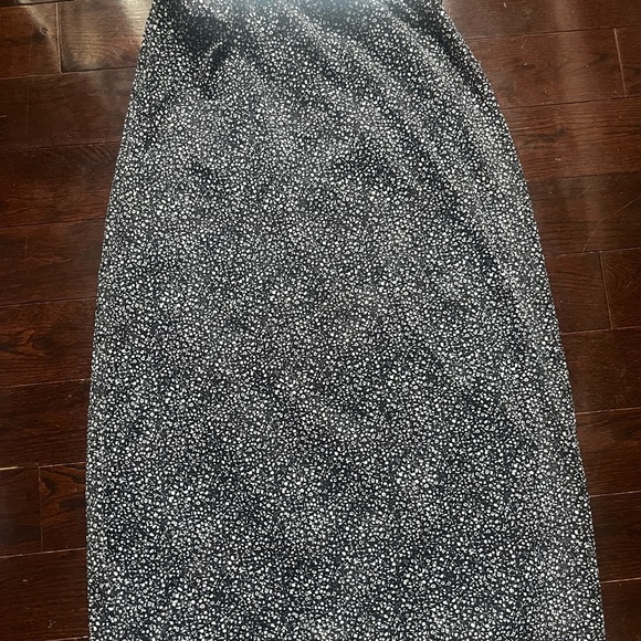 Elegant Black and White Patterned Skirt - Picture 1 of 1